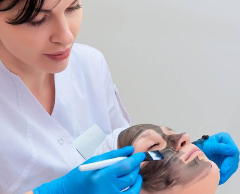 Peeling Químico Consiste na aplicação de agentes químicos que promovem a renovação celular, melhorando a textura e a luminosidade da pele.